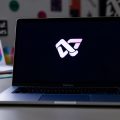 Laptop cu logo și o paletă de culori vibrante